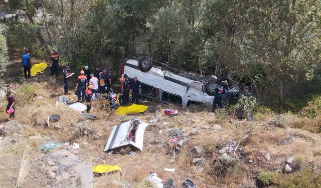 Minibüs şarampole uçtu: 4 ölü, 10 yaralı