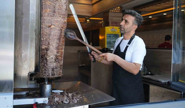 Muş'ta döner ustaları 60 dereceyi bulan sıcaklıkta mesai yapıyor