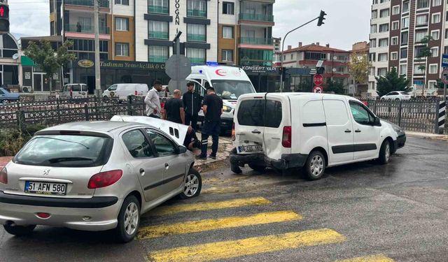 Niğde'de 3 araç birbirine girdi: 1 yaralı