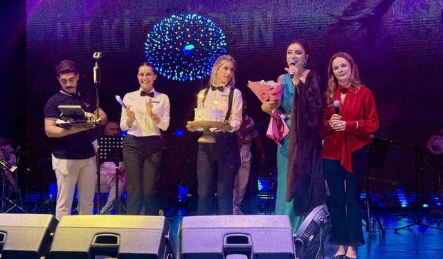 Öykü Gürman'dan Bodrum'da unutulmaz konser, sahnede doğum günü sürprizi