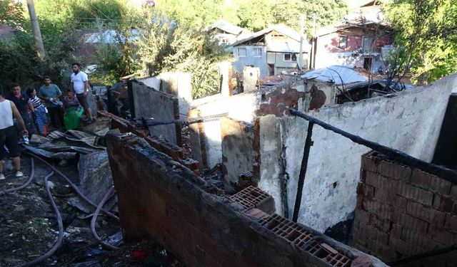 Piknik tüpleri bomba gibi patladı, iki gecekondu küle döndü