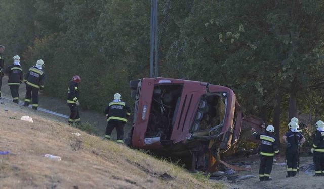 Polonyalı turistleri taşıyan otobüs Macaristan'da kaza yaptı: 12 ölü