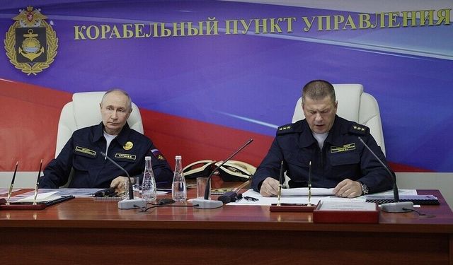 Putin, Pasifik Filosu'nun amiral gemisi Varyag kruvazörünü gezdi
