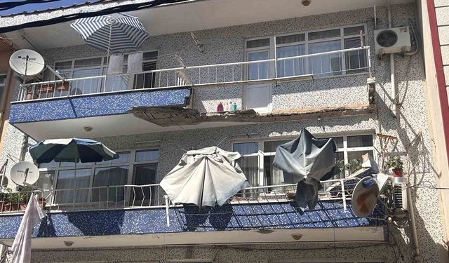 Ümraniye'de 3 katlı binanın balkonu çöktü: 2 araç hasar gördü
