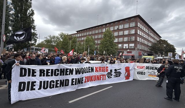Almanya'da on binlerce öğrenci askerlik hizmeti yasasını ve zorunlu askerliği protesto etti