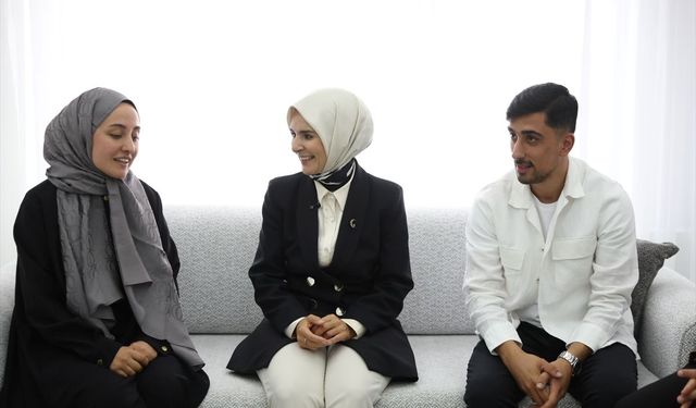 Bakan Göktaş, evlilik kredisinden yararlanan yeni evli çiftin ilk misafiri oldu