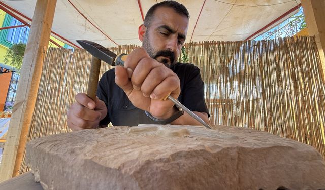 Iğdırlı ressam Karabağ'dan getirilen taşa zaferin sembolünü nakşetti
