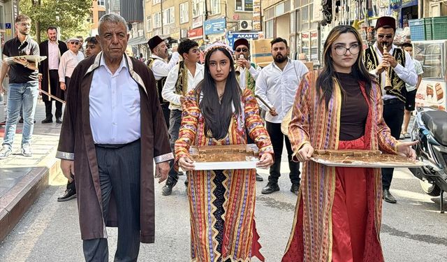 Kırşehir'de esnaf '39. Ahilik Haftası' etkinliklerine davul zurnayla davet edildi