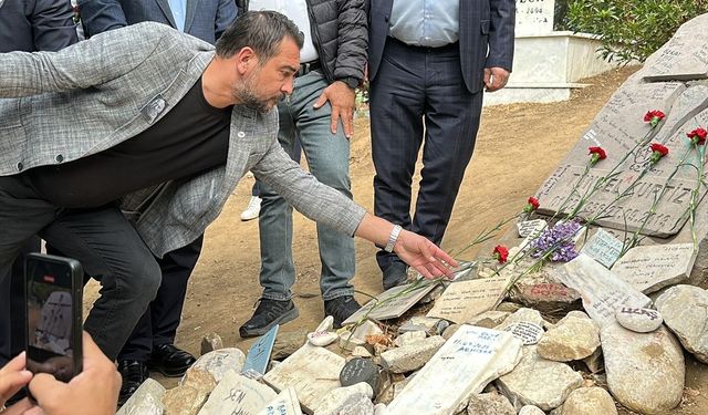 Oyuncu Tuncel Kurtiz vefatının 13. yılında Balıkesir'deki kabri başında anıldı
