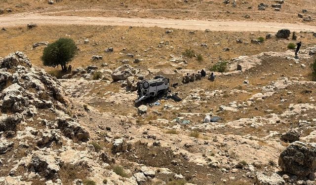 Şırnak'ta şarampole devrilen hafif ticari aracın sürücüsü öldü, 1 kişi yaralandı