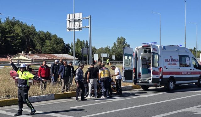 Sivas'ta iki otomobilin çarpıştığı kazada 2'si ağır, 3 kişi yaralandı