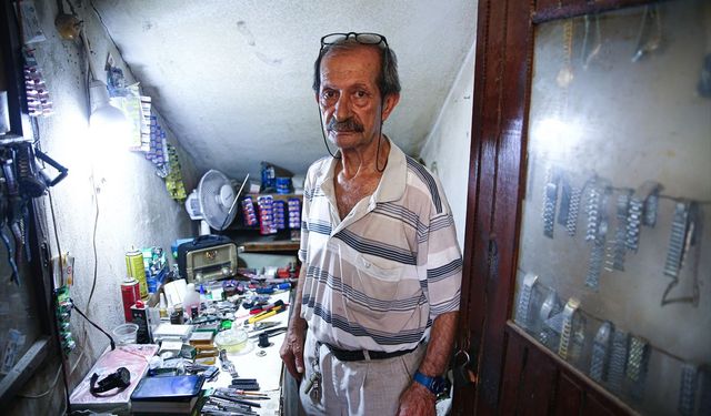 Tek kişilik dükkanında 57 yıldır saatlere ayar veriyor