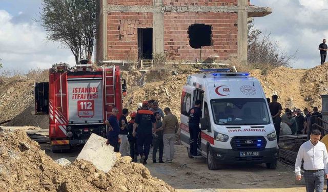 Başakşehir Şamlar Mahallesi'nde inşaat alanında toprak kayması yaşandı. Bölgeye itfaiye ekipleri sevk edildi. İlk belirlemelere göre göçük altında kalan 3 işçiden 2'si kurtarıldı. Göçük altındaki 1 işçiyi kurtarma çalışmaları devam ediyor