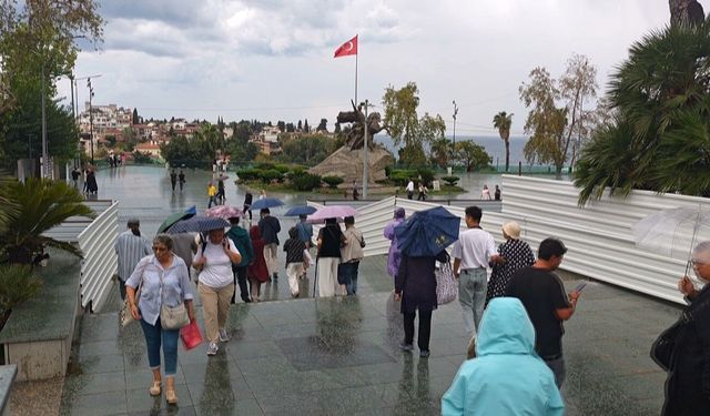 Cumhuriyet Meydanı'nda şemsiyeler açıldı, turistler yağmura rağmen gezilerini sürdürdü