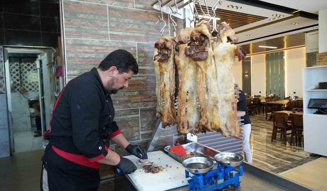 Muş'un yöresel lezzeti büryan, tandırda sofralara uzanıyor