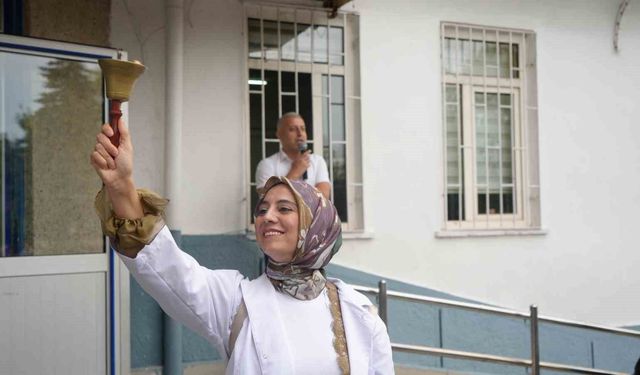 Okul yolları yeniden doldu: 17 milyon öğrenci için ders zili çaldı