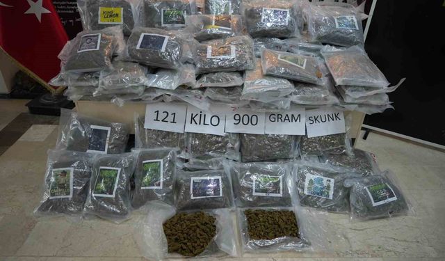 Tırın dorsesinden 121 kilo 900 gram skunk çıktı