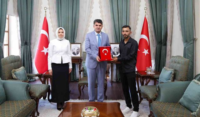 Türk bayrağını düzeltmek için direğe tırmanan gence Vali Kalaylı'dan teşekkür