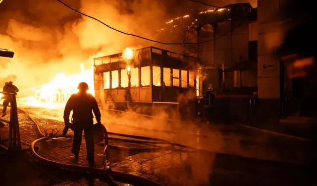 Rusya'nın Kiev'e düzenlediği hava saldırısında 2 kişi yaşamını yitirdi, 10 kişi yaralandı