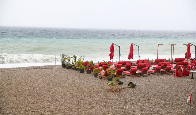 Antalya'da sağanak ve fırtına etkili oluyor