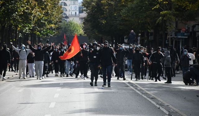 Arnavutluk'ta öğrencilerin eğitim koşullarının iyileştirilmesi talebiyle düzenlediği gösteriler sürüyor