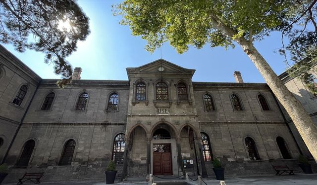 ASIRLIK MEKTEPLER - Milli Mücadele kahramanlarının 'Taş Mektep'i 133 yıllık eğitim serüvenini sürdürüyor