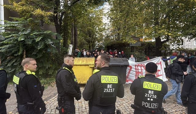 Berlin'de öğrenciler Fransa'daki öğrencilerle dayanışma için üç okulun önünde gösteri yaptı
