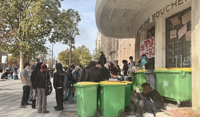 Fransa'da polis lise eylemlerinde öğrencilere biber gazıyla müdahale ediyor