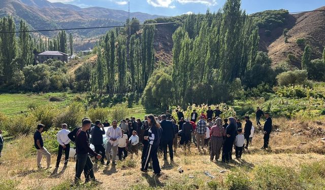 Hakkari'de otomobil ile kamyonetin çarpışması sonucu 1 çocuk öldü, 7 kişi yaralandı