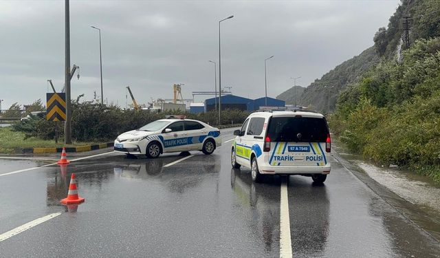 Karadeniz Ereğli-Alaplı yolu yamaçtan düşen kaya parçası nedeniyle tek yönde ulaşıma kapandı