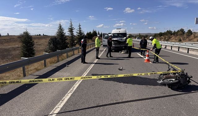 Kütahya'da minibüsle çarpışan motosikletin sürücüsü öldü