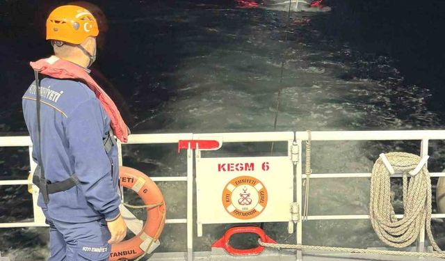 1915 Çanakkale Köprüsü önlerinde sürüklenen teknedeki 2 kişi kurtarıldı