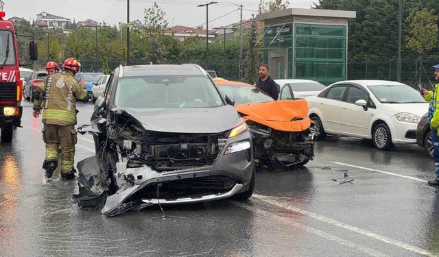 Arnavutköy'de sağanak yağışta 5 araç birbirine girdi: 2 yaralı