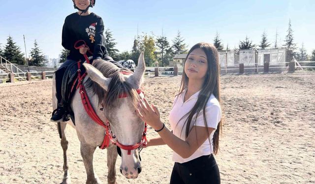 Atlarla vakit geçiren çocuklar teknolojiye mesafe koyuyor