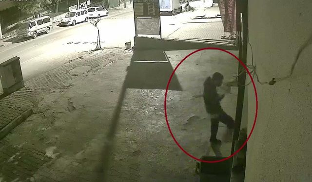 Ayakta duramayan alkollü şahsın iş yeri camını tekmelediği anlar kamerada