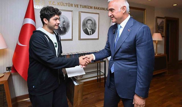 Bakan Ersoy zorlu şartlar altında YKS'de derece yapan öğrenciyle bir araya geldi