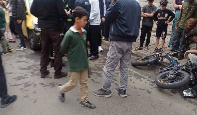 Bingöl'de ticari taksi bisiklete çarptı: 2 yaralı