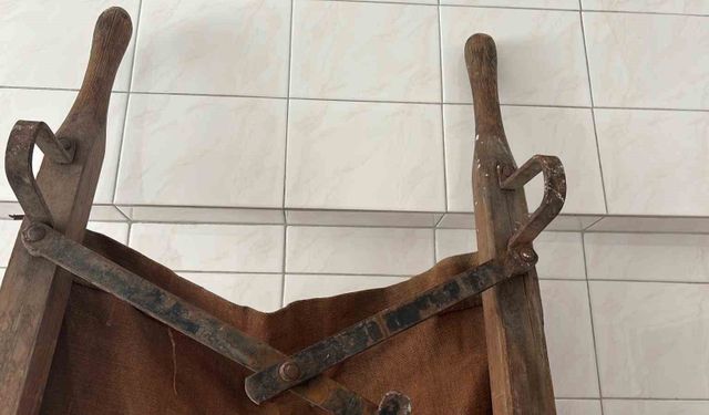 Çöpten tarih çıktı: Zabıta bulduğu '1915' damgalı askeri sedyeyi tarihe emanet etti