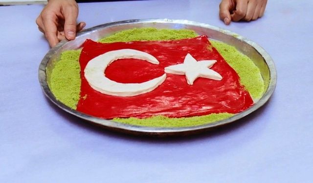 Cumhuriyet Bayramı'na özel ay yıldızlı katmer