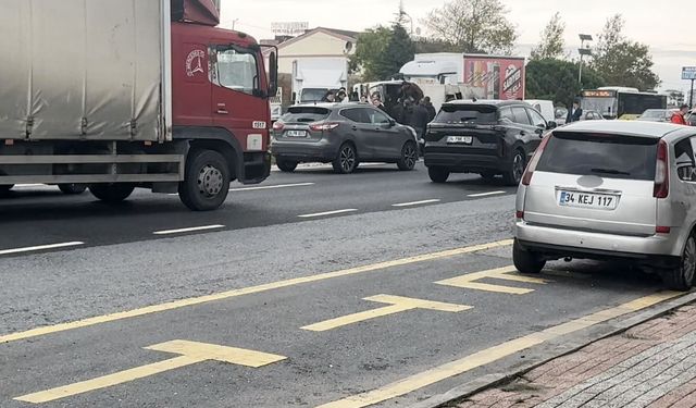 E-5 Karayolunda bariyerlere çarpan kamyon yan attı