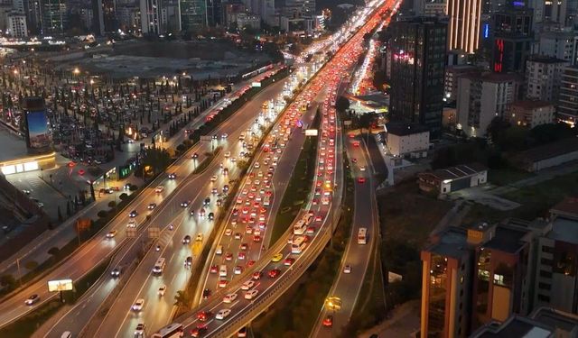 İstanbul'da trafik yoğunluğu yüzde 72 olarak ölçüldü