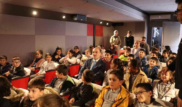 Oltu'da mobil sinema tırı 650 öğrenciye sinema keyfi yaşattı