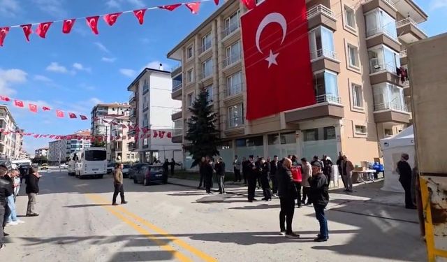 Şehit polis Ahmet Türkoğlu'nun baba ocağına Türk bayrağı asıldı