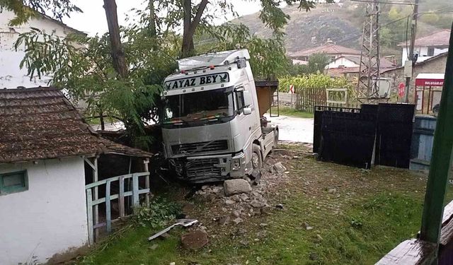 Yağışta kayan tır evin bahçesine girdi