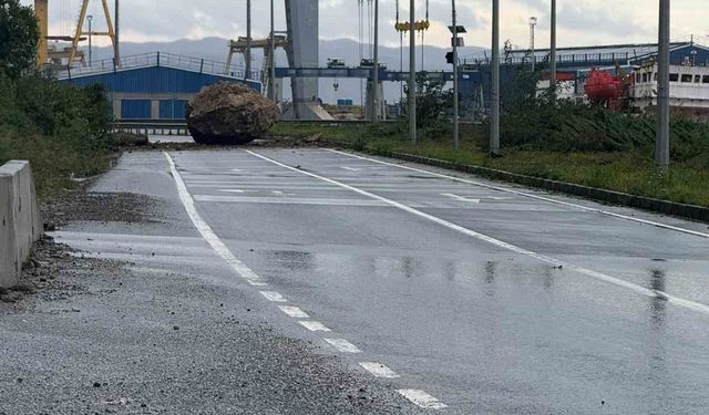 Zonguldak'ta dağdan kopan dev kaya yolu kapattı: Facianın eşiğinden dönüldü