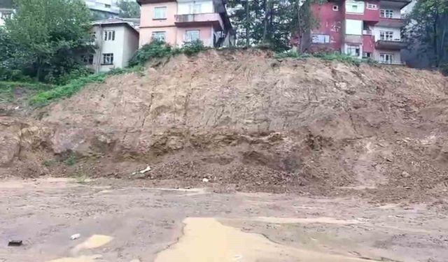 Zonguldak'ta yağışın ardından istinat duvarı çöktü