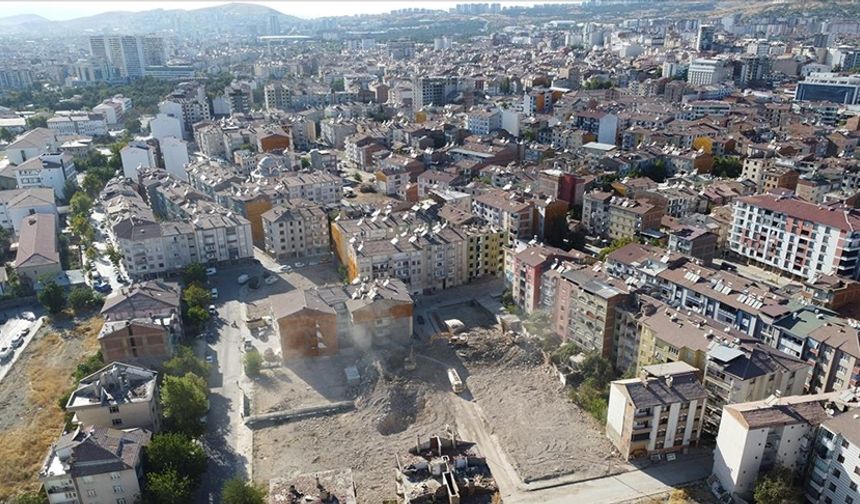 Elazığ'da ağır hasarlı binaların yüzde 46'sının yıkımı gerçekleştirildi