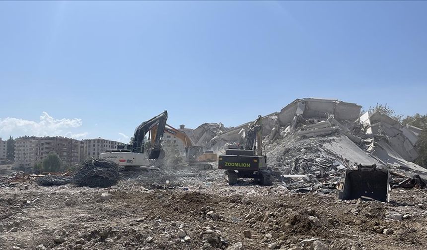 Hatay'da ağır hasarlı binaların kontrollü yıkımı devam ediyor