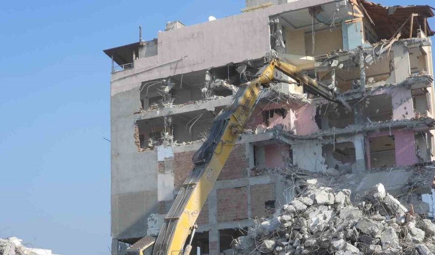 Samandağ’da depremden etkilenen binalar kontrollü olarak yıkılıyor