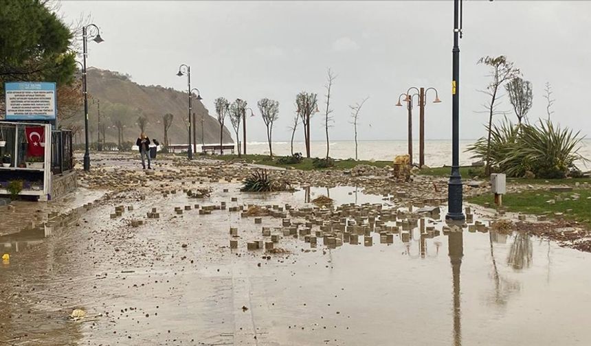 İstanbul'da fırtına hayatı olumsuz etkiledi